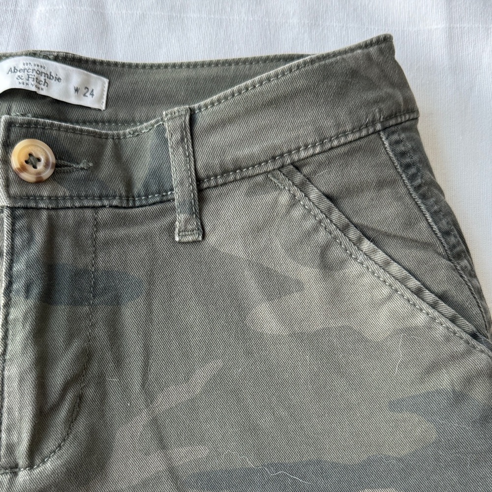 Abercrombie & Fitch Olive Camo Women's Low-Rise Shorts - Picture 3 of 4